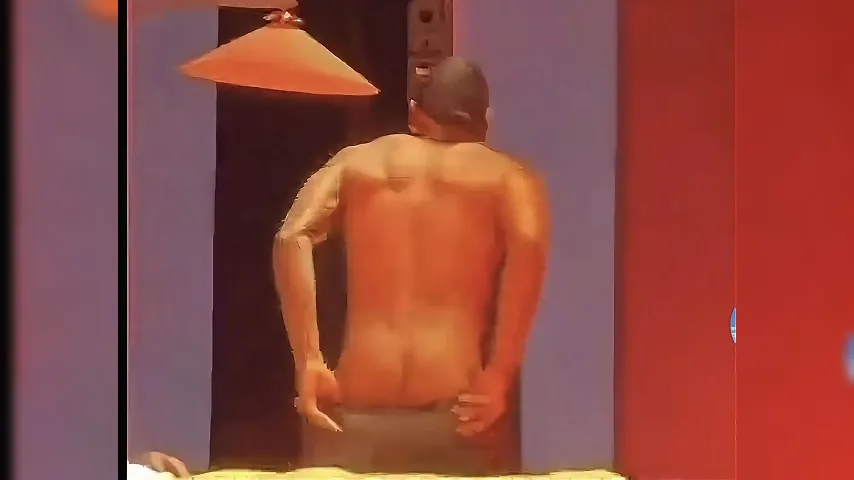 Usher accidentally show his butt on stage